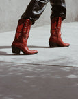  botas de cuero botas de cuero mujer botas de moda botas de piel para  mujer de moda  botas bala di gala botas en tendencia botas rojas metallic boots botas rojas en tendencia botas metalicas en color rojo botas con pop de color outfits con pop rojo