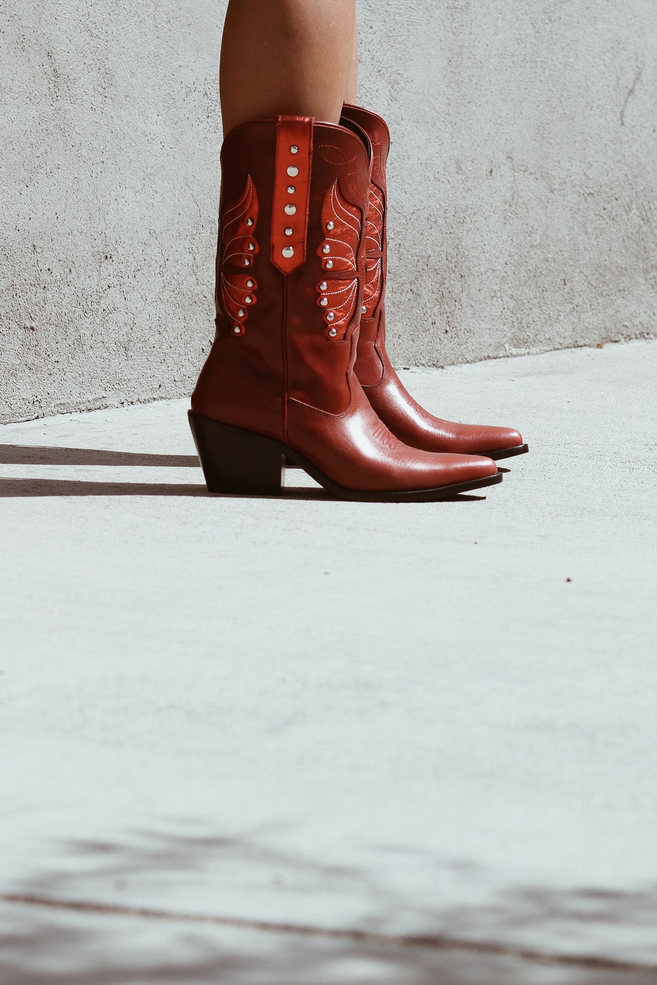  botas de cuero botas de cuero mujer botas de moda botas de piel para  mujer de moda  botas bala di gala botas en tendencia botas rojas metallic boots botas rojas en tendencia botas metalicas en color rojo botas con pop de color outfits con pop rojo